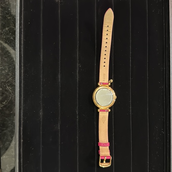Women’s Hot Pink fossil watch great conditions no scratches - Picture 2 of 3